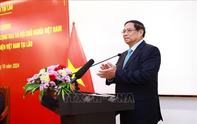 ​Thủ tướng Phạm Minh Chính làm việc với các cơ quan đại diện Việt Nam tại Lào
