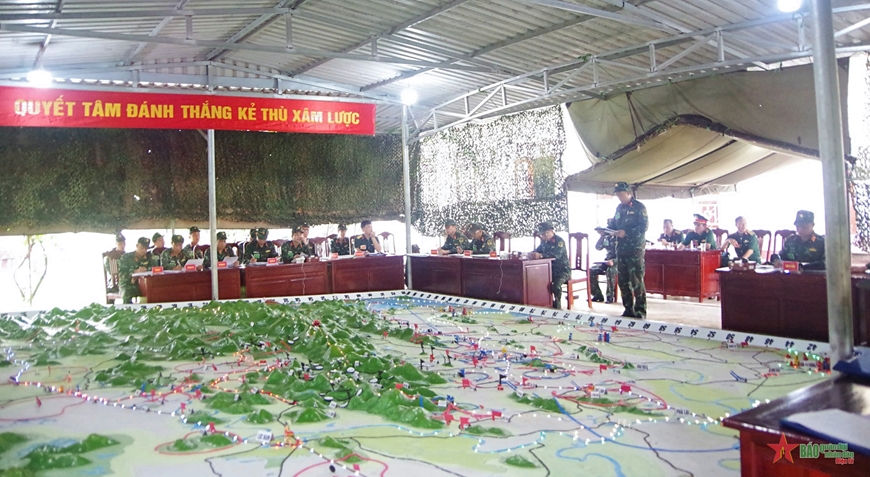  Đơn vị thực hành diễn tập chỉ huy cơ quan 1 bên 2 cấp trên bản đồ.