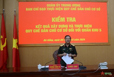 Gallery - Trung tướng Trương Thiên Tô kiểm tra thực hiện Quy chế dân chủ cơ sở