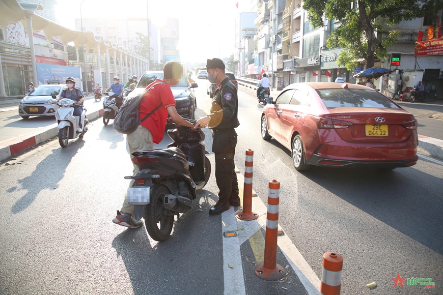 Tăng cường xử lý các trường hợp học sinh, phụ huynh không đội mũ bảo hiểm