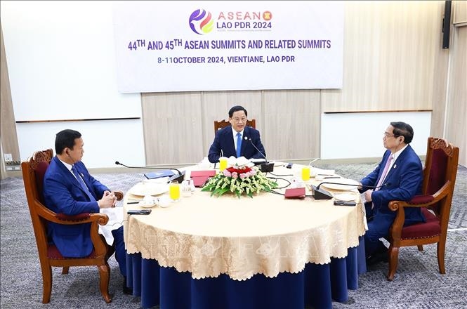 Thủ tướng 3 nước Việt Nam - Campuchia - Lào gặp mặt làm việc