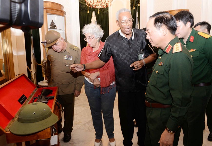 Thượng tướng Trịnh Văn Quyết nghe giới thiệu về các hiện vật của Lãnh tụ Fidel Castro Ruz.