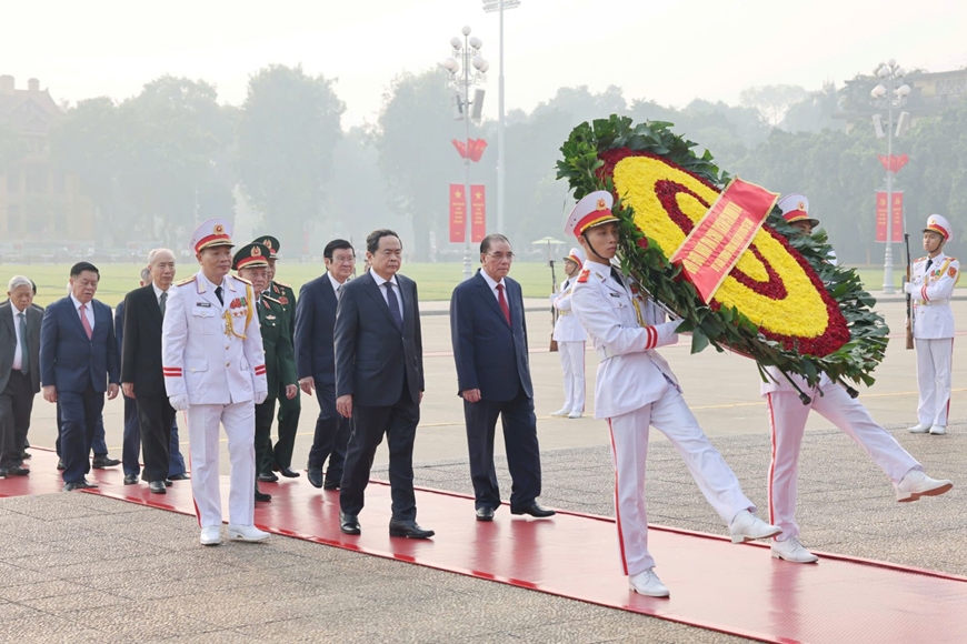 70 năm Giải phóng Thủ đô: Lãnh đạo Đảng, Nhà nước vào Lăng viếng Chủ tịch Hồ Chí Minh