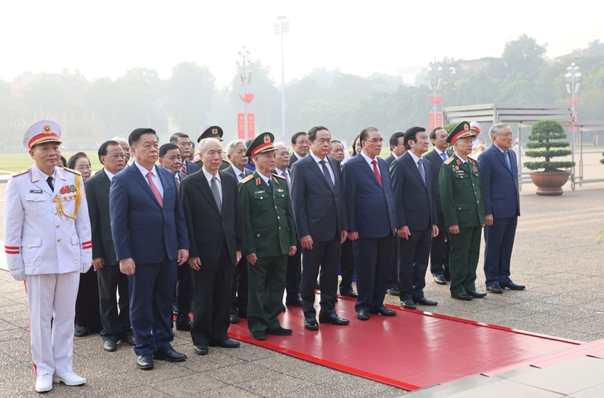 70 năm Giải phóng Thủ đô: Lãnh đạo Đảng, Nhà nước vào Lăng viếng Chủ tịch Hồ Chí Minh