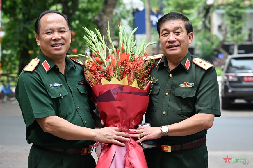 Trung tướng Trương Thiên Tô thăm và làm việc với Báo Quân đội nhân dân