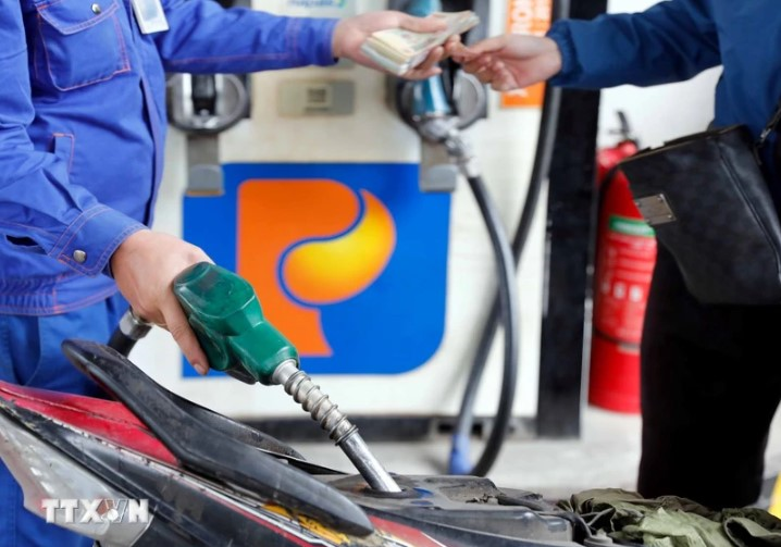 Từ chiều nay, mỗi lít xăng RON95 tăng hơn 1.000 đồng