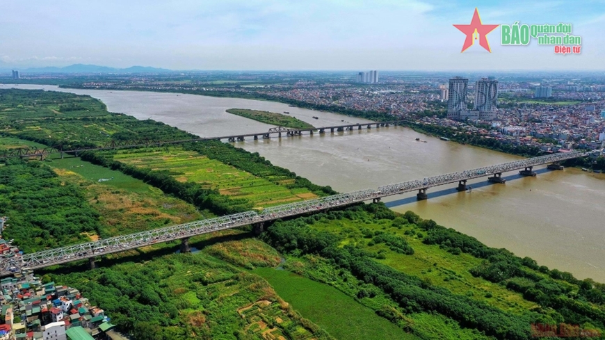 Gương mặt kinh kỳ nhìn từ phía dòng sông