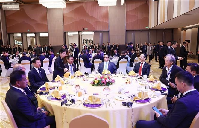 Thủ tướng 3 nước Việt Nam, Lào, Campuchia ăn sáng và làm việc với Hội đồng tư vấn Kinh doanh ASEAN