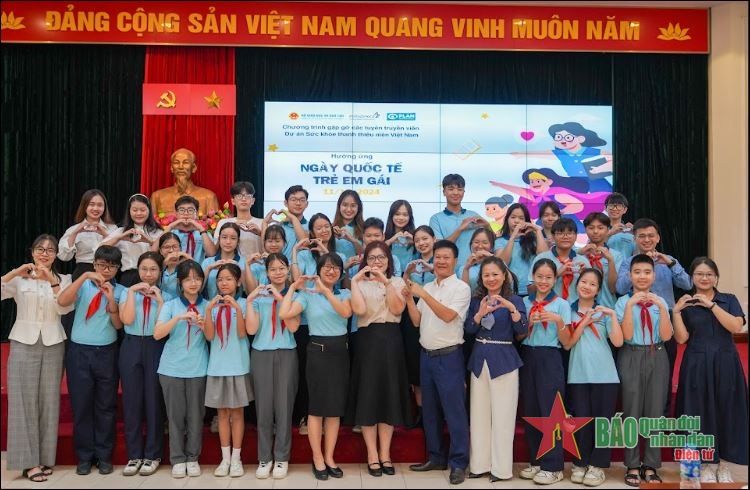  Các đại biểu và các em học sinh tham gia buổi họp giả định.
