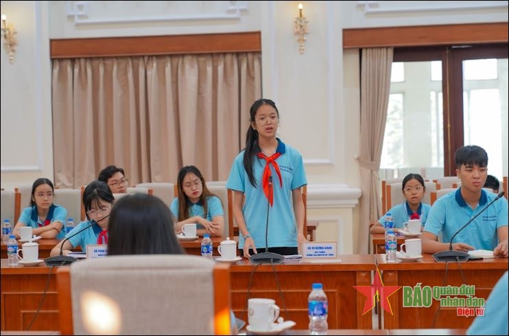 Các em học sinh nêu nhiều câu hỏi liên quan tới sử dụng thuốc lá điện tử trong môi trường học đường tại cuộc họp giả định “Trao cơ hội để trẻ em gái thể hiện vai trò lãnh đạo”. Ảnh: HÀ MINH