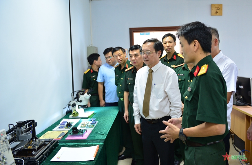 Bộ trưởng Bộ Khoa học và Công nghệ thăm và làm việc tại Học viện Kỹ thuật Quân sự