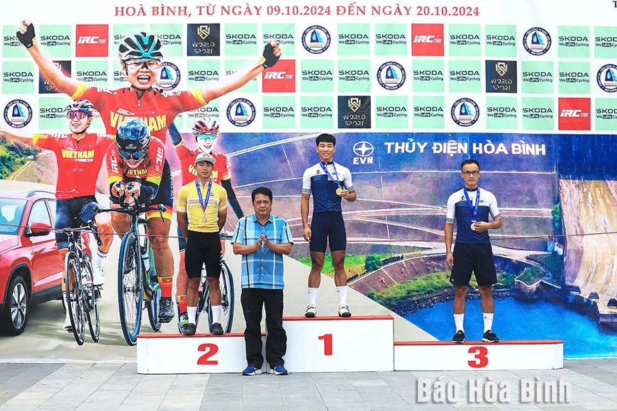 Ban tổ chức trao huy chương cho các VĐV tại nội dung băng đồng Olympic nam tại Hòa Bình. Ảnh: Báo Hòa Bình