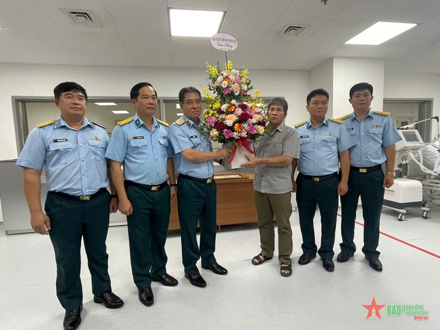 Trao danh hiệu Anh hùng Lực lượng vũ trang nhân dân tặng Đại tá Mai Đức Toại