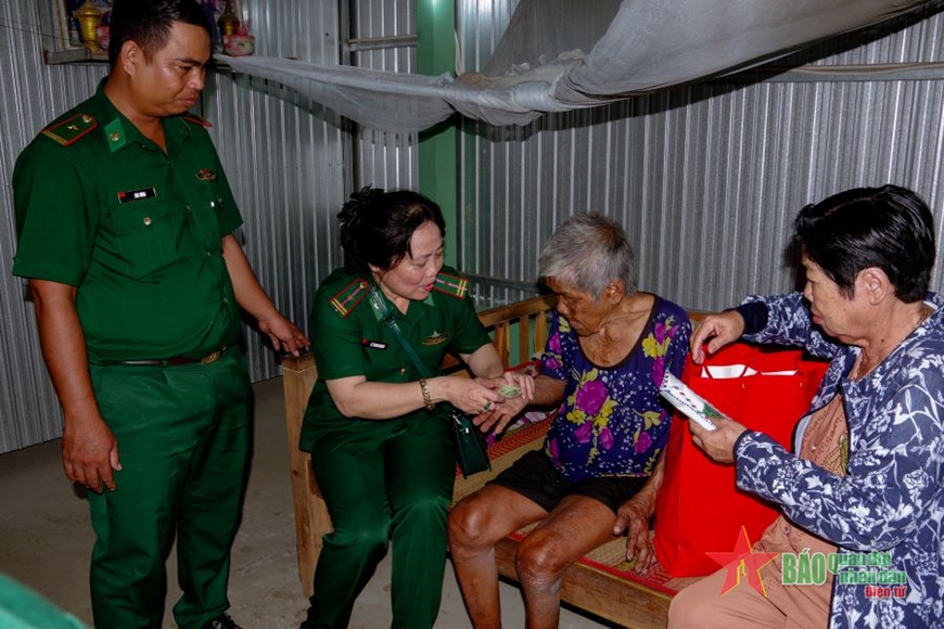 Hội Phụ nữ Bộ đội Biên phòng tỉnh Sóc Trăng thực hiện mô hình “Gian hàng 0 đồng dành cho người nghèo”