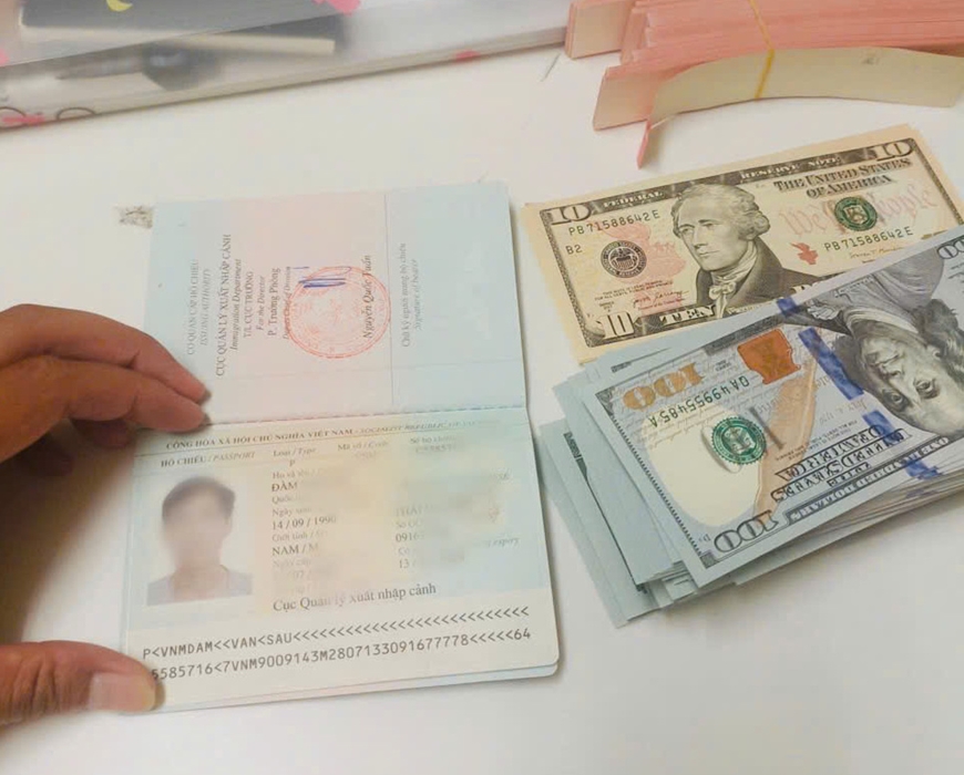 Nhân viên an ninh sân bay Nội Bài trả lại cho hành khách hơn 15.000 USD bỏ quên