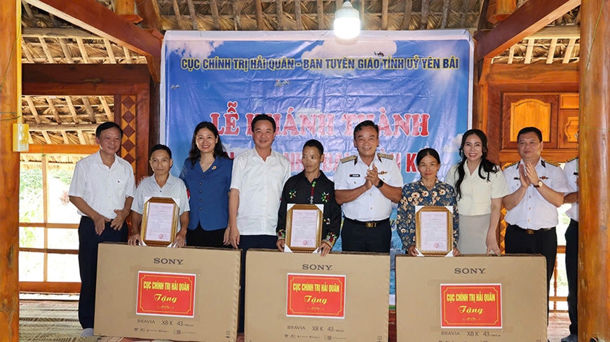 Cục Chính trị Hải quân tặng quà các gia đình bị thiệt hại do cơn bão số 3 tại Yên Bái