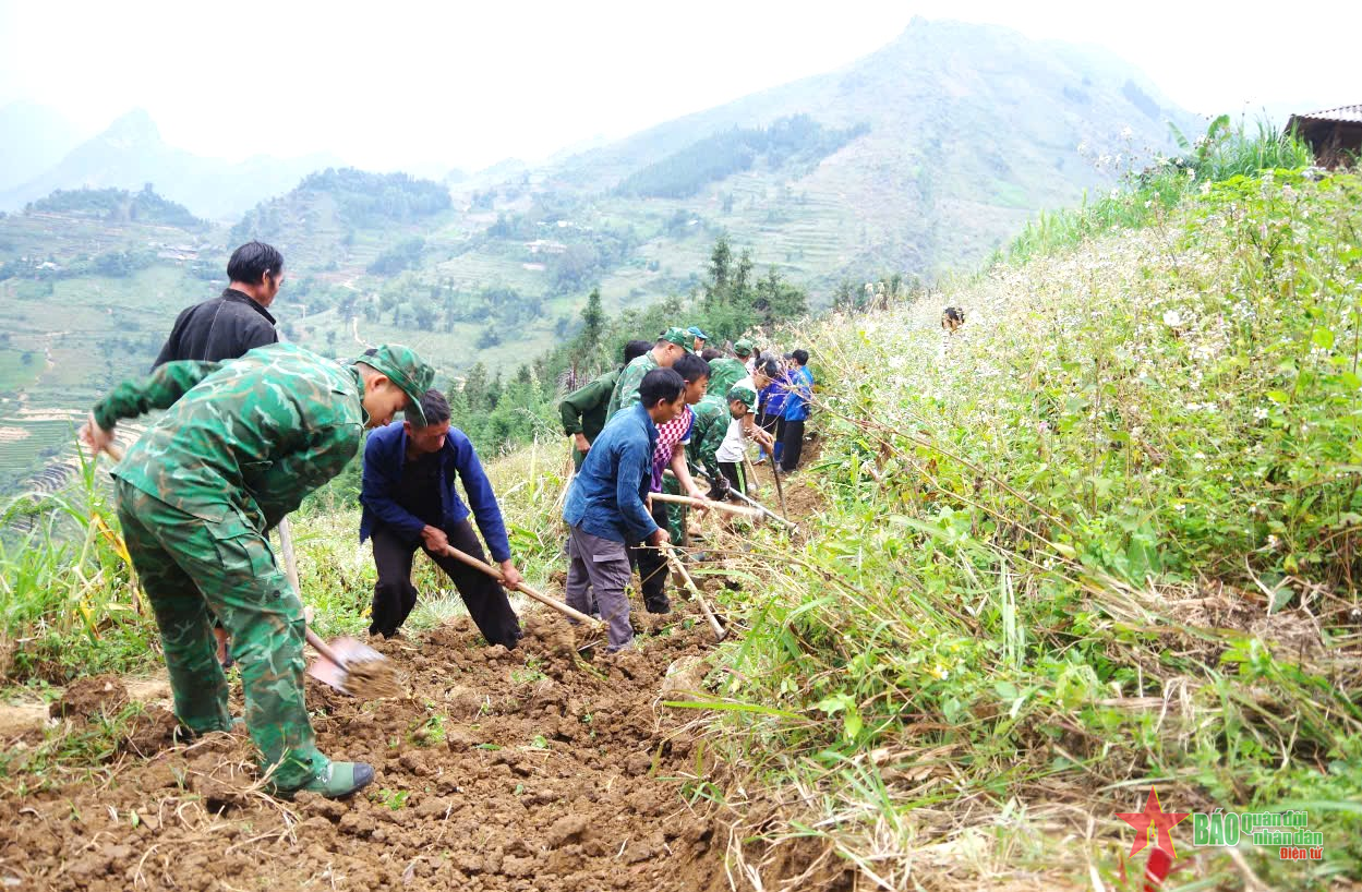 Bộ đội Biên phòng Hà Giang: Giúp dân làm đường giao thông nông thôn và tặng quà học sinh