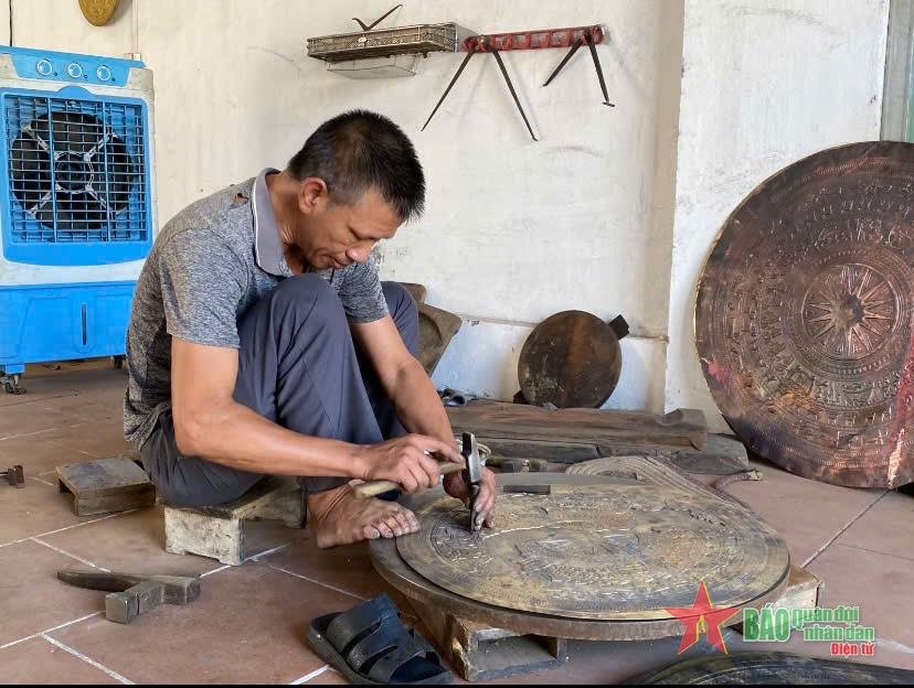 Nghệ nhân Phạm Văn Ngọ: Đôi bàn tay thổi hồn vào bạc