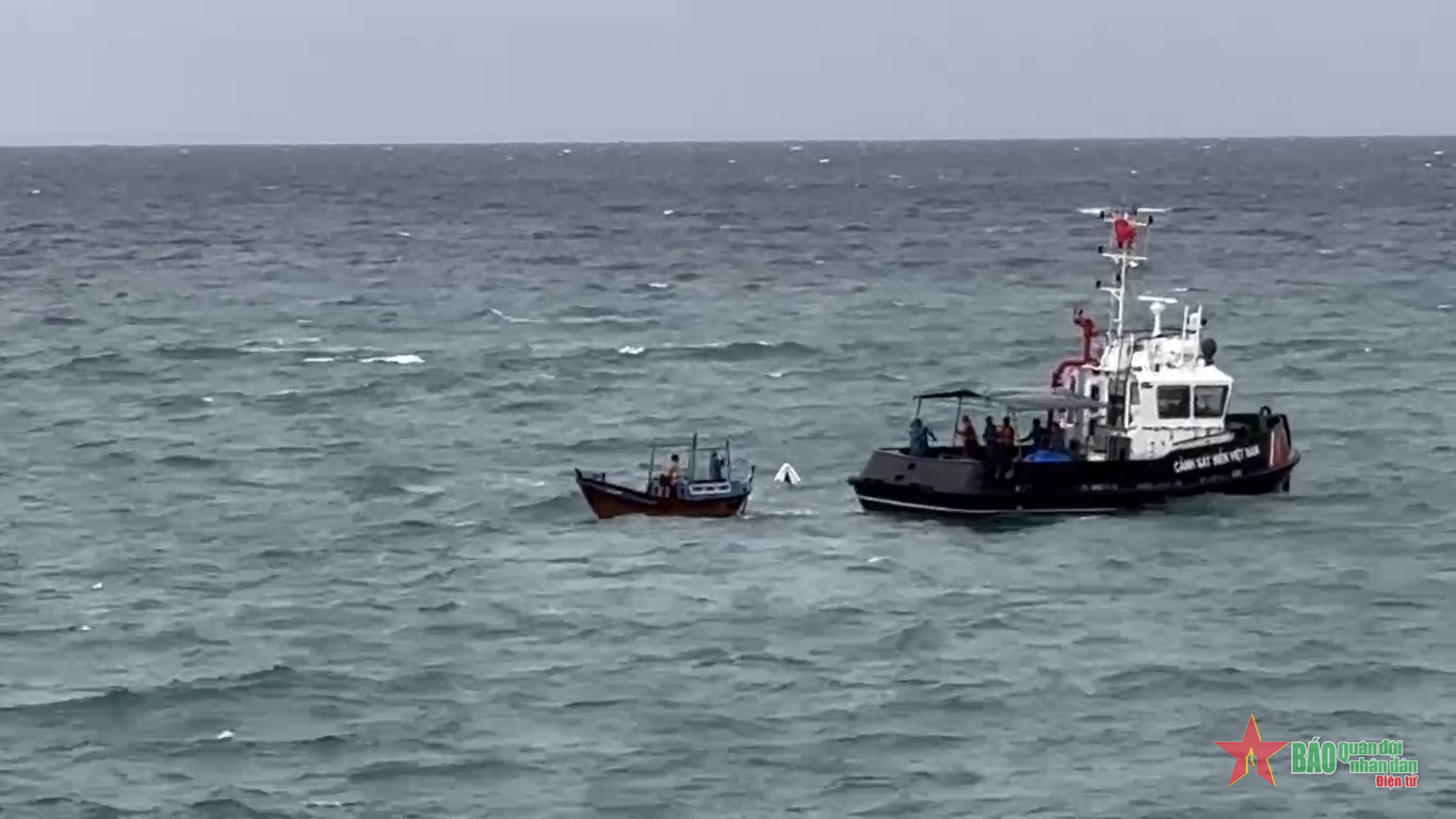 Hải đoàn 32 (Vùng Cảnh sát biển 3): Kịp thời cứu 3 ngư dân gặp nạn trên biển