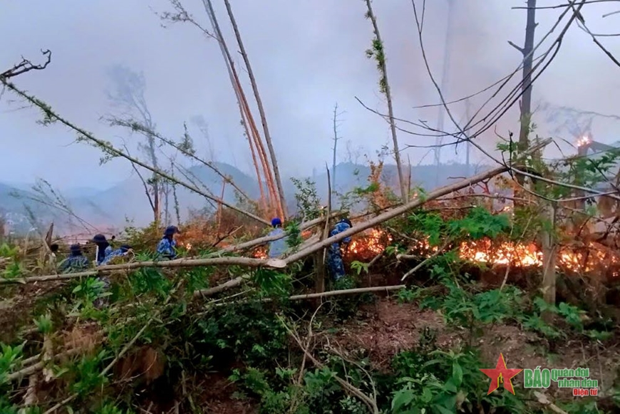 Cán bộ, chiến sĩ Lữ đoàn 147 tham gia chữa cháy rừng tại Quảng Ninh