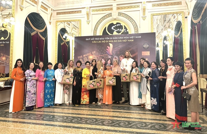 Arrival From Sweden quyến rũ trong áo dài Việt hát nhạc ABBA