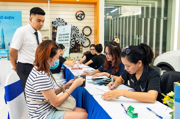 Nhiều người dùng xe xăng quyết đổi sang xe điện VinFast chỉ sau một buổi lái thử