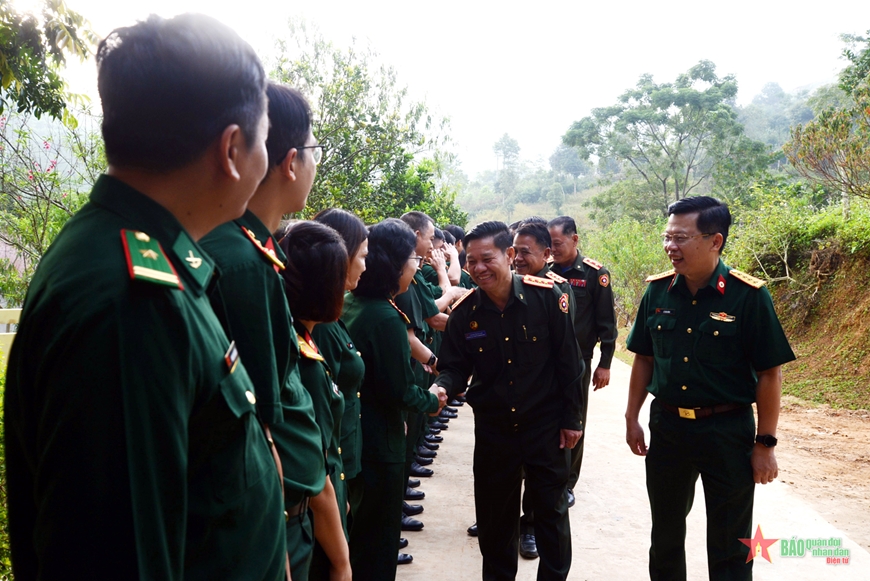 Thầy thuốc quân y Việt Nam - Lào khám bệnh, cấp thuốc miễn phí cho người dân khu vực biên giới Mộc Châu (Sơn La)