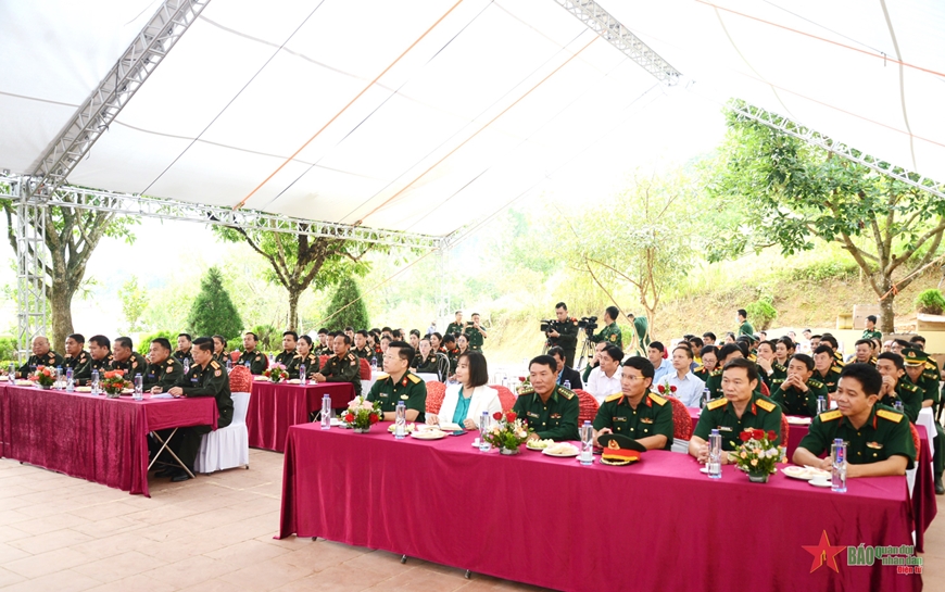 Thầy thuốc quân y Việt Nam - Lào khám bệnh, cấp thuốc miễn phí cho người dân khu vực biên giới Mộc Châu (Sơn La)