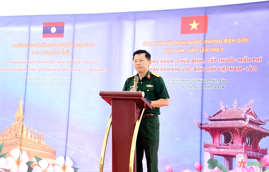 Thầy thuốc quân y Việt Nam - Lào khám bệnh, cấp thuốc miễn phí cho người dân khu vực biên giới Mộc Châu (Sơn La)