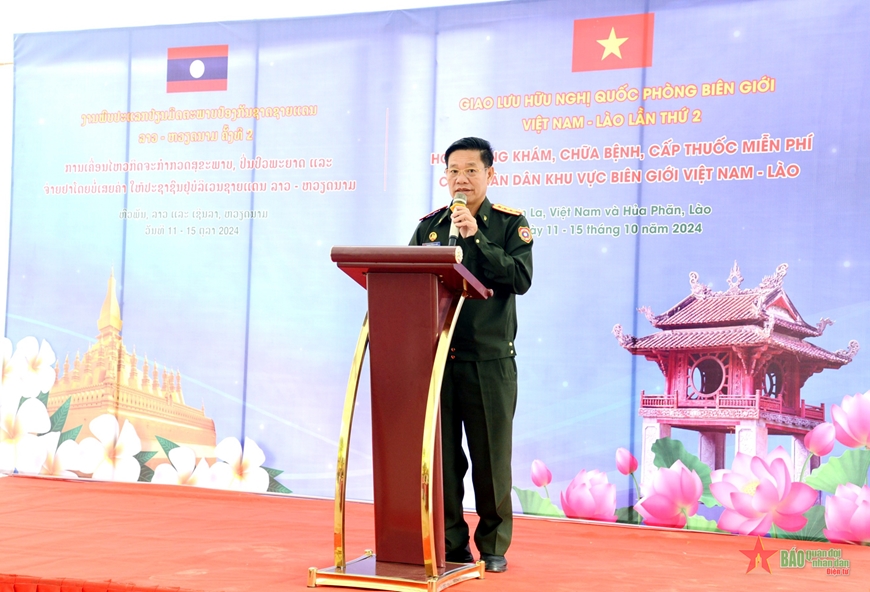 Thầy thuốc quân y Việt Nam - Lào khám bệnh, cấp thuốc miễn phí cho người dân khu vực biên giới Mộc Châu (Sơn La)