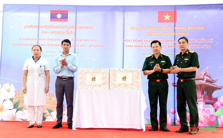 Thầy thuốc quân y Việt Nam - Lào khám bệnh, cấp thuốc miễn phí cho người dân khu vực biên giới Mộc Châu (Sơn La)
