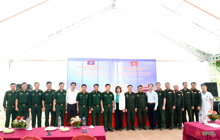 Thầy thuốc quân y Việt Nam - Lào khám bệnh, cấp thuốc miễn phí cho người dân khu vực biên giới Mộc Châu (Sơn La)