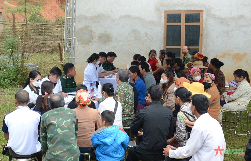 Thầy thuốc quân y Việt Nam - Lào khám bệnh, cấp thuốc miễn phí cho người dân khu vực biên giới Mộc Châu (Sơn La)