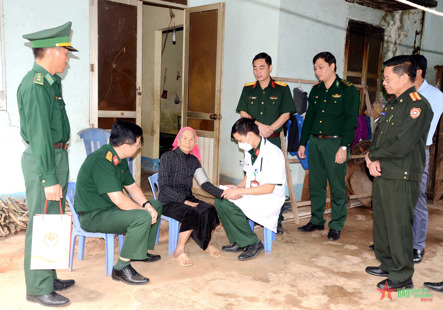 Hơn 2.100 người dân biên giới Việt-Lào được thầy thuốc quân y khám bệnh, cấp thuốc miễn phí