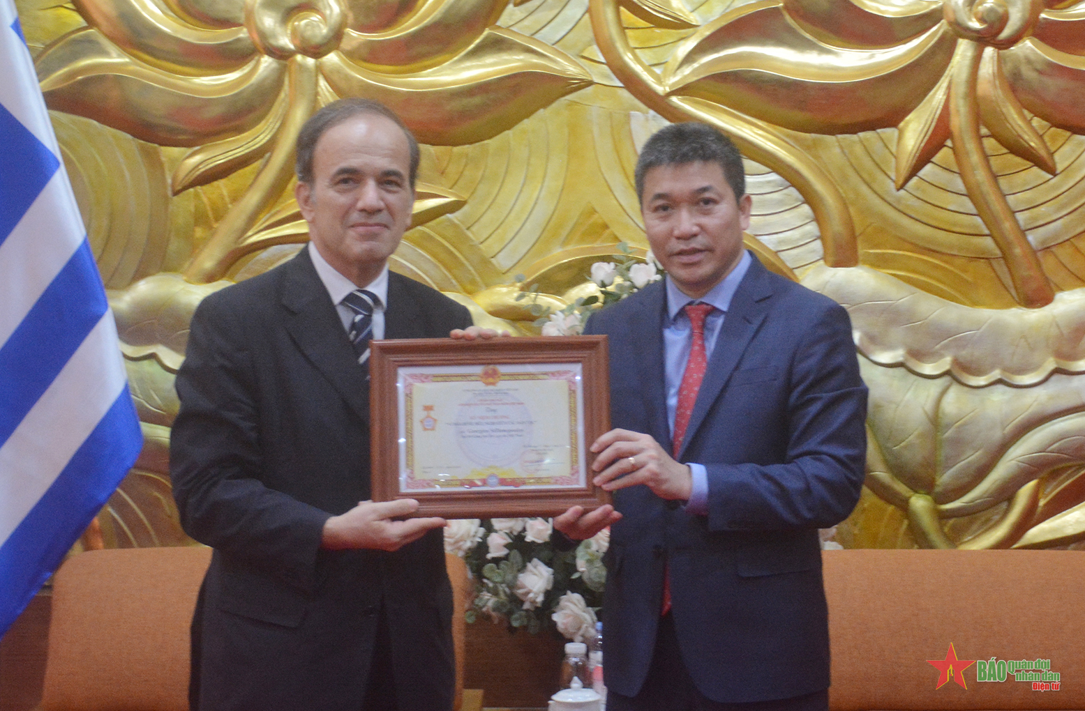 Trao Kỷ niệm chương tặng Đại sứ Hy Lạp tại Việt Nam

