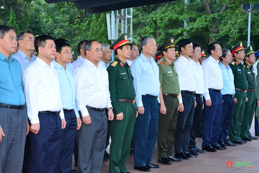Tổng Bí thư, Chủ tịch nước Tô Lâm dâng hương tưởng nhớ các Anh hùng liệt sĩ tại Quảng Trị