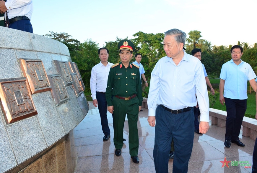 Tổng Bí thư, Chủ tịch nước Tô Lâm dâng hương tưởng nhớ các Anh hùng liệt sĩ tại Quảng Trị