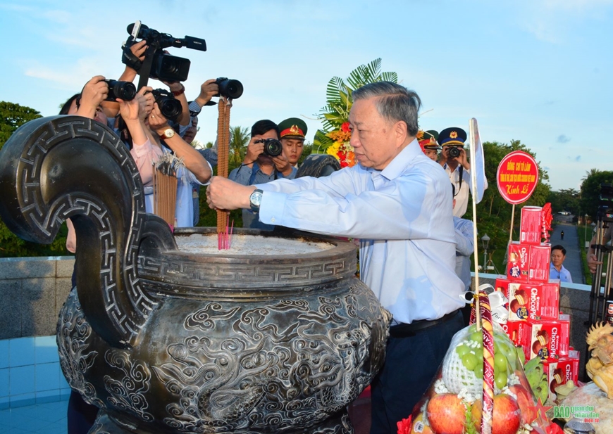 Tổng Bí thư, Chủ tịch nước Tô Lâm dâng hương tưởng nhớ các Anh hùng liệt sĩ tại Quảng Trị