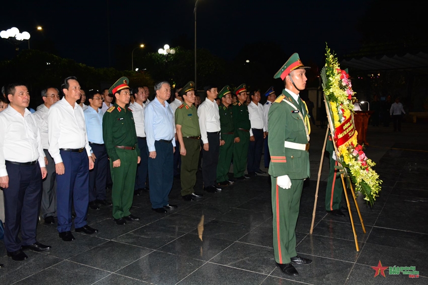 Tổng Bí thư, Chủ tịch nước Tô Lâm dâng hương tưởng nhớ các Anh hùng liệt sĩ tại Quảng Trị