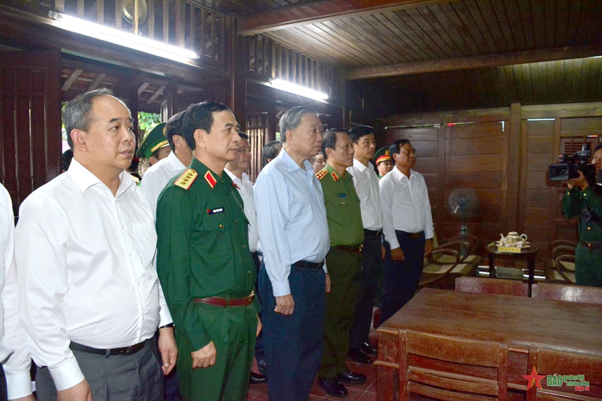 Tổng Bí thư, Chủ tịch nước Tô Lâm dâng hương tưởng nhớ các Anh hùng liệt sĩ tại Quảng Trị