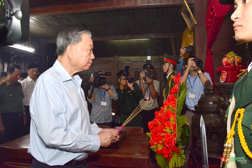 Tổng Bí thư, Chủ tịch nước Tô Lâm dâng hương tưởng nhớ các Anh hùng liệt sĩ tại Quảng Trị