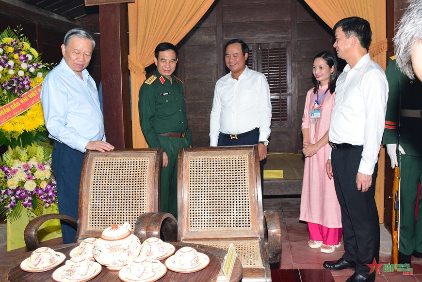 Tổng Bí thư, Chủ tịch nước Tô Lâm dâng hương tưởng nhớ các Anh hùng liệt sĩ tại Quảng Trị