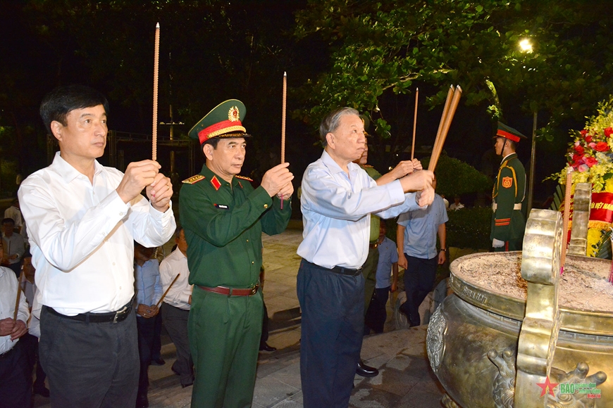 Tổng Bí thư, Chủ tịch nước Tô Lâm dâng hương tưởng nhớ các Anh hùng liệt sĩ tại Quảng Trị