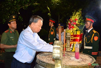 Gallery - 	Tổng Bí thư, Chủ tịch nước dâng hương tại Quảng Trị
