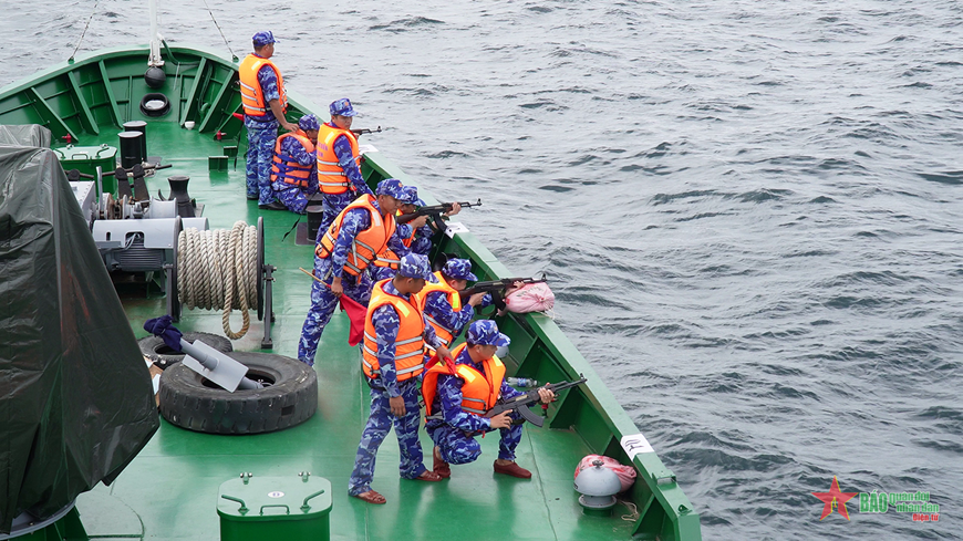 Bộ tư lệnh Vùng Cảnh sát biển 4 diễn tập chiến thuật vòng tổng hợp và bắn đạn thật