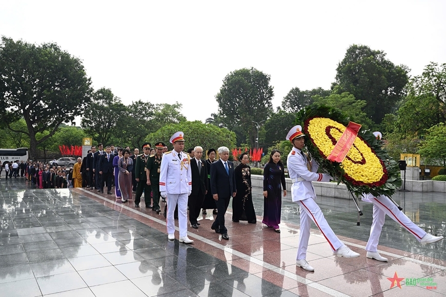 Đoàn đại biểu dự ĐH đại biểu toàn quốc Mặt trận Tổ quốc Việt Nam lần thứ X vào Lăng viếng Chủ tịch Hồ Chí Minh