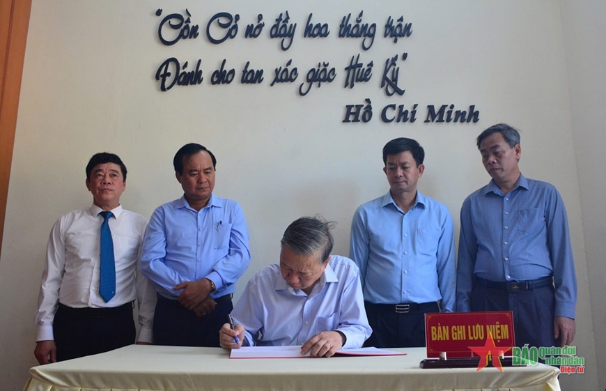 Tổng Bí thư, Chủ tịch nước Tô Lâm thăm, làm việc tại huyện đảo Cồn Cỏ (Quảng Trị)