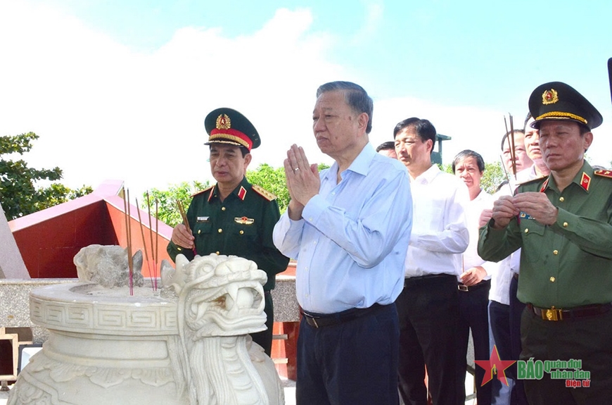 Tổng Bí thư, Chủ tịch nước Tô Lâm thăm, làm việc tại huyện đảo Cồn Cỏ (Quảng Trị)