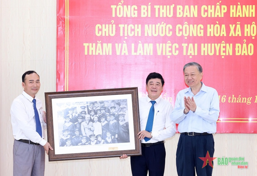Tổng Bí thư, Chủ tịch nước Tô Lâm thăm, làm việc tại huyện đảo Cồn Cỏ (Quảng Trị)