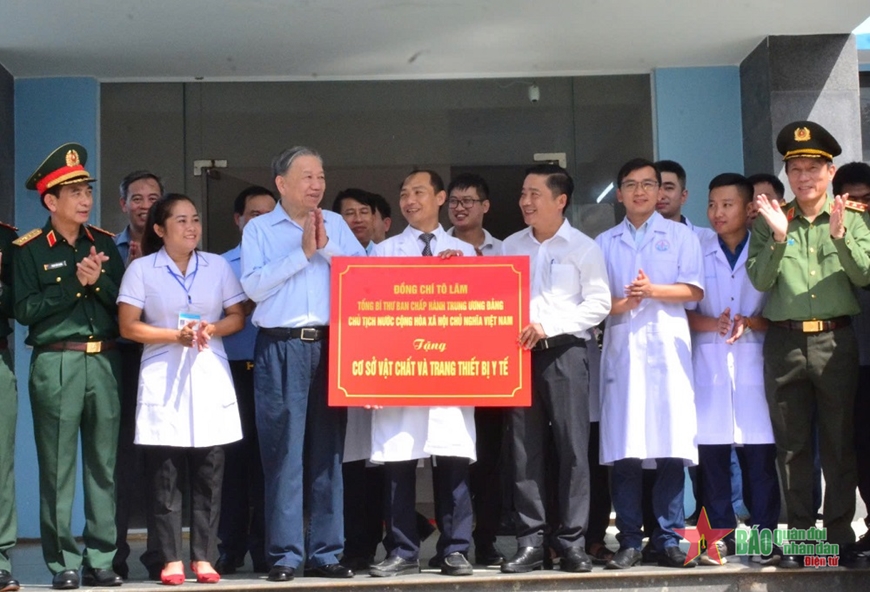 Tổng Bí thư, Chủ tịch nước Tô Lâm thăm, làm việc tại huyện đảo Cồn Cỏ (Quảng Trị)